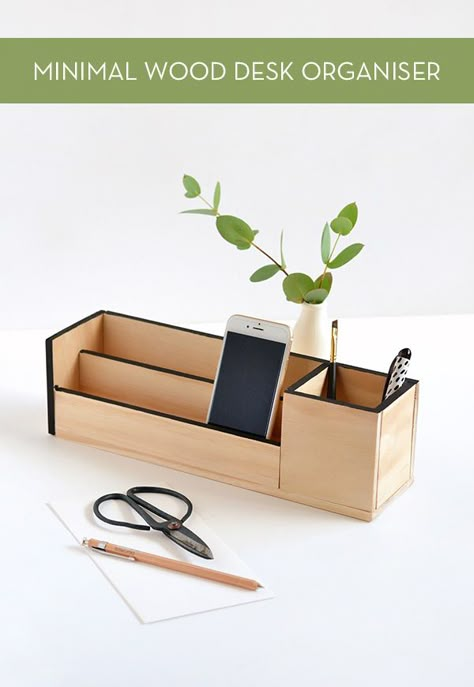 minimal wood desk organiser Diy Desk Organization, Diy Desk Accessories, Diy Wood Desk, Diy Desk Organizer, Desk Organization Diy, Diy Organizer, Wooden Desk Organizer, Diy Holz, Diy Desk