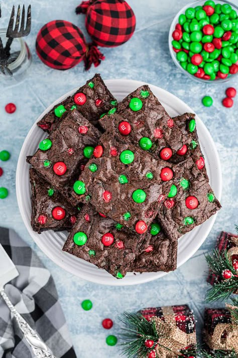 You’re going to love these delicious, fudgie brownies. The perfect dessert for the holiday season, these Christmas brownies with m&ms... The post Christmas M&M Brownies – An Easy and Quick Recipe appeared first on The Zhush. Decorated Brownies Christmas, Christmas Cookie Brownies, Christmas Chocolate Brownies, M And M Brownies Recipe, Brownie Decorating Ideas Christmas, Xmas Brownie Ideas, Christmas Desserts Brownies, Christmas Brownies Packaging, Christmas Baking Brownies