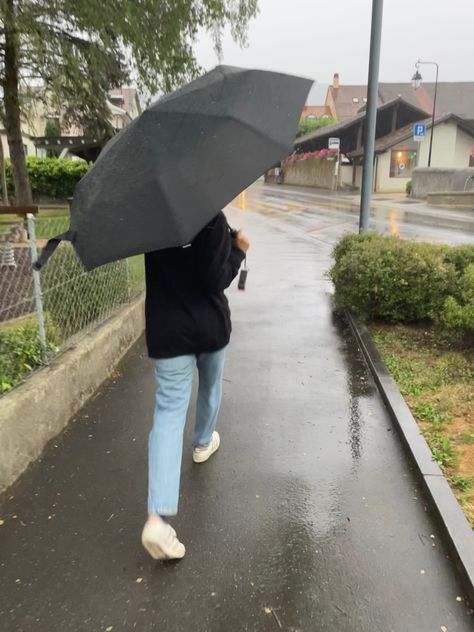 Pic With Umbrella, Umbrella Picture Ideas, Rain Photo Ideas, Rain Outfit Aesthetic, Rain Snaps, Rain Pic, Hoodie Ootd, Airforce 1s, Aesthetic Rain