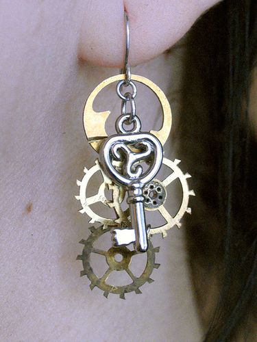 Steam punk earrings-Old cogs and jewelry findings Steam Punk Diy, Moda Steampunk, Steampunk Items, Hardware Jewelry, Steampunk Earrings, Steam Punk Jewelry, Punk Earrings, Steampunk Diy, Steampunk Accessories