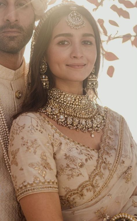 Celebrity Weddings Indian Outfits, Reception Jewellery, Engagement Dress For Bride, Lehenga Jewellery, Wedding Lehenga Designs, Indian Bride Outfits, Pakistani Wedding Outfits, White Saree, Bridal Dress Fashion