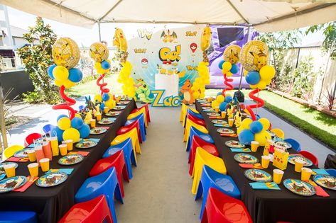 Pokémon Ideas, Pokemon Balloons, Pokemon Party Decorations, Pokemon Themed Party, Pokémon Birthday, Kids Party Planning, Pokémon Party, Birthday Party Table Decorations, Smash Cakes