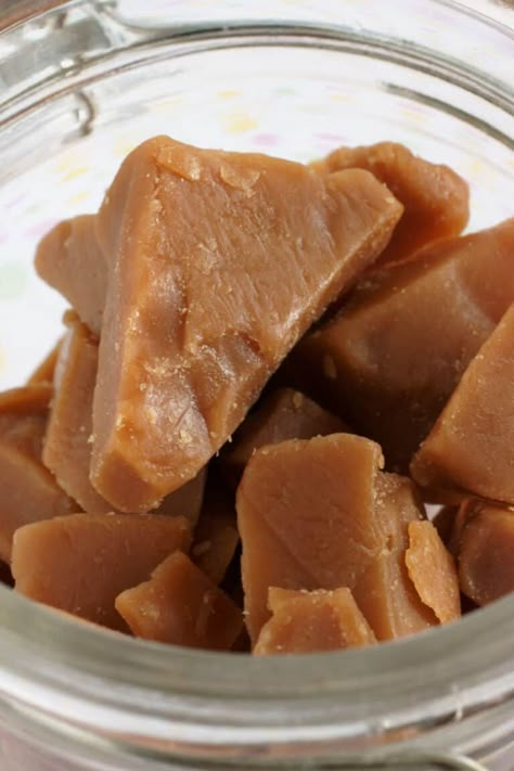 This keto candy is a low carb and sugar free take on the classic confectionery! 3 ingredients and satisfies the sweet tooth! Keto Caramel Recipes, Keto Caramels Candy, Easy Keto Candy Recipes, Keto Carmel Candy, Fast Keto Snacks, Low Carb Candy Recipes, Keto Taffy, Sugar Free Hard Candy Recipes, Keto Candy Recipes