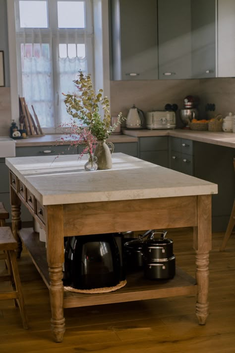 Her86m2 Kitchen, Old Table Kitchen Island, Furniture Island Kitchen, Wooden Kitchen Island Ideas, Antique Table Kitchen Island, Table As Island, Baking Island, Old Farmhouse Aesthetic, Spot Light Photoshoot