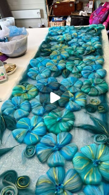 Nuno Felting Tutorial, Wet Felting Tutorial, Art Freedom, Felting Crafts, Wool Flowers, Felting Tutorial, Wet Felting Projects, Felt Wool, Wet Felt