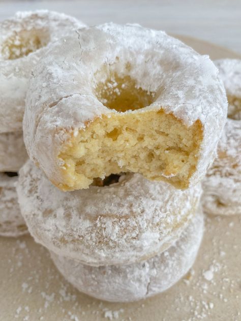 Low Calorie Powdered Sugar Vegan Donuts - Peanut Butter and Jilly Vegan Donuts Recipe, Low Calorie Donuts, Betty Rocker, Low Calorie Baking, Healthier Baking, Donuts Recipes, Fruit Dinner, Gluten Free Desserts Healthy, Low Calorie Vegan