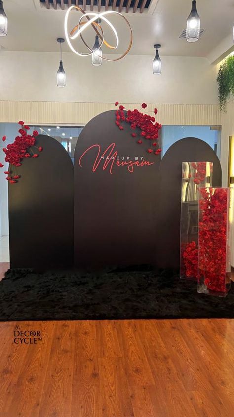 Black And Red Wedding Backdrop, Black And Red Reception Decor, All Black Backdrop Ideas, Red And Black 60th Birthday Ideas, All Black Party With Red Roses, Gala Backdrop Ideas, Red Rose And Black Themed Birthday Party, Floral And Balloon Arch, Red And Black Backdrop Ideas