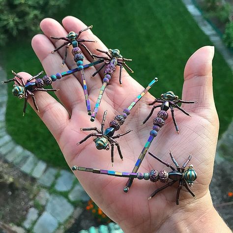 Insect jewelry Beaded Dragonfly, Beaded Spiders, Insect Jewelry, Beaded Crafts, Handmade Wire Jewelry, Work Jewelry, Beaded Animals, Beaded Ornaments, Wire Crafts