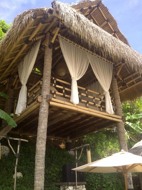 MILAGROS MUNDO — Beach cottage @ Finns beach club, Uluwatu Bali Bali Huts, Finns Beach Club, Eco House Design, Building A Treehouse, Bamboo House Design, Uluwatu Bali, Tree House Diy, Bamboo Structure, Bamboo Architecture