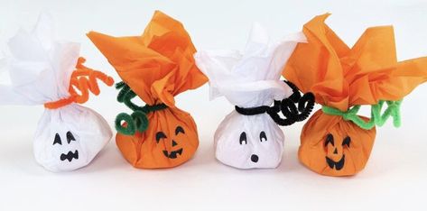 ♥ Homeschool Halloween, Diy Halloween Party Favors, Pochette Diy, Pumpkin And Ghost, Halloween School Treats, Dulces Halloween, Halloween Goodie Bags, Halloween Treats For Kids, Halloween Paper Crafts