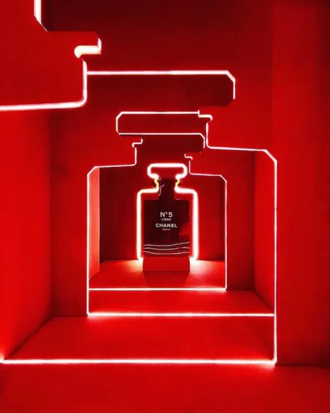 Corporative Events, House Of Chanel, Symbol Of Courage, Vermillion Red, 타이포그래피 포스터 디자인, Beauty Pop, Store Windows, Going Live, Merchandising Displays