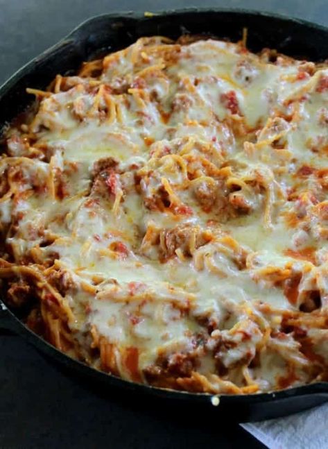 Cast Iron Baked Spaghetti, One Skillet Spaghetti, Skillet Spaghetti Recipes, Skillet Spaghetti, Spaghetti Dinner, Cast Iron Skillet Recipes, Cast Iron Recipes, Skillet Recipes, Baked Spaghetti