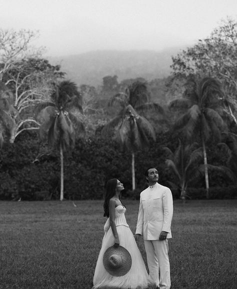 THE WED | Real Wedding: Alexandra & Francisco 🧡 In enchanting Venezuela, Francisco and Alexandra’s wedding was a poetic masterpiece. The sunset… | Instagram Venezuela Wedding, Matching Bridesmaids Dresses, Matching Bridesmaids, Floral Cake, The Sunset, Getting Married, Palm Trees, Enchanted, Family Photos