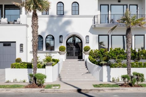 Swipe to see a feature of one of my favorite exteriors to date. ⁠👉🏼 With a backyard this gorgeous, I would never leave! ⁠ ⁠ ⁠ #LaJollaCoastal | Photography: @mellon_studio⁠ La Jolla California Homes, Beautiful Home Exterior, Exterior Backyard, La Jolla California, Boutique Interior Design, Coastal Life, Home Exterior, Feel Like Home, Boutique Interior