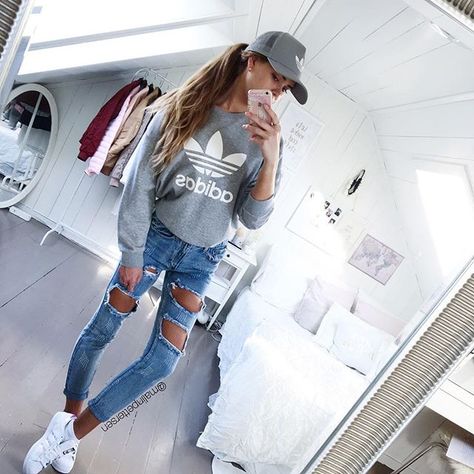 25 People Who Make Sweatshirts Look Glamorous – Broke and Beautiful Adidas Sweatshirt Outfit, Cute Sporty Outfits For School, 2019 Vibes, Puma Fashion, Cute Sporty Outfits, Insta Poses, Look Adidas, Fall Outfits For School