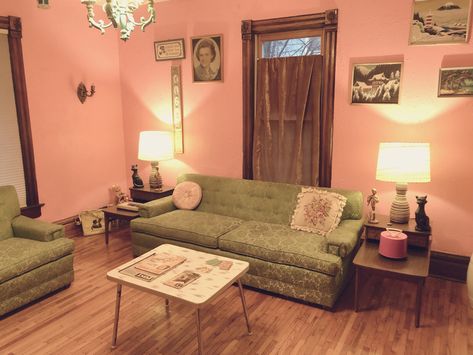 Retro Pink Living Room, Kitschy Living Room, 50s Living Room Vintage, 1950s Living Room Vintage, 50s Apartment, 1950 Interior Design, 50s Living Room, 60s Living Room, 1950s Interior Design