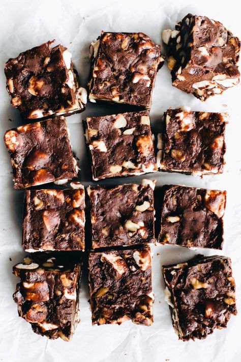 Rocky Road Fudge Healthy Rocky Road, Colored Marshmallows, Chocolate Fudge Bars, Rocky Road Chocolate, Rocky Road Fudge, Recipe Cookies, Fudge Bars, Candy Recipes Homemade, Bar Recipe