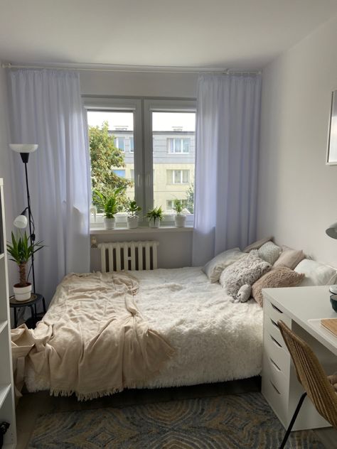 Tiny Bedroom Couple, Tiny Room Inspo Aesthetic Cozy, Small Bedroom One Window, 1 Window Bedroom Ideas, Aesthetic Tiny Bedroom, Tiny Bedroom Ideas Aesthetic, Bedroom Aesthetic Couple, Couple Apartment Bedroom, Tiny Room Aesthetic