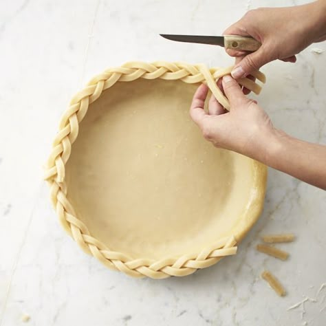 Pastry 101: How to braid pie dough - Chatelaine Braided Pie Crust, Lattice Pie Crust, Decorative Pie Crust, Crust Designs, Pie Crust Edges, Pie Designs, Pie Crust Designs, Pie Decoration, Pie Art