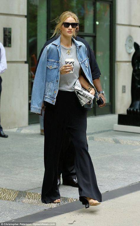 Rosie Huntington-Whiteley looks chic in a T-shirt and trousers as she steps out in New York City | Daily Mail Online Rosie Huntington Whiteley Style, Rosie Huntington, Trendy Swimwear, Huntington Whiteley, Rosie Huntington Whiteley, Star Style, Casual Chic Outfit, Looks Chic, Casual Chic Style