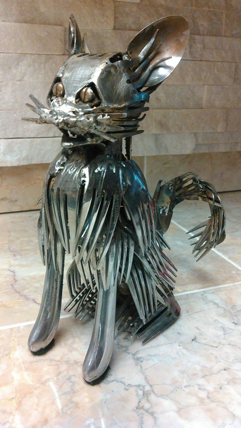 Scrap metal silverware cat art sculpture Scrap Metal Art Cat, Metal Cat Sculpture, Metal Cat Art, Cat Metal Art, Tree Art Diy, Flatware Art, Tree Wall Art Diy, Metal Funny, Metal Animals