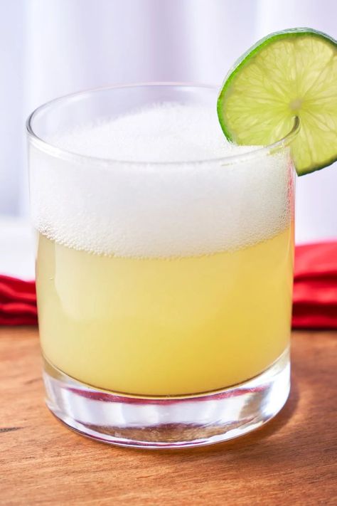 Refreshing Tequila Sour Cocktail with 4 Ingredients | Thyme of Season How To Make Tequila, Tequila Sour, Sour Drink, Silver Tequila, Sour Cocktail, Classic Cocktail, Classic Cocktails, 4 Ingredients, Yummy Drinks