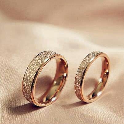 Very simple but pretty خواتم خطوبة, Couple Ring Design, Engagement Rings Couple, Cool Wedding Rings, Couple Wedding Rings, Zierlicher Ring, Beautiful Wedding Rings, Gold Wedding Rings, Rings Simple