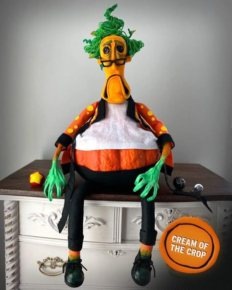 Coraline Yard Decor, Coraline Pumpkin Ideas, Coraline Home Decor, Coraline Halloween Decorations, Coraline Trunk Or Treat, Coraline Pumpkin Painting, Coraline Decorations Halloween, Tim Burton Pumpkin, Halloween Clay Art