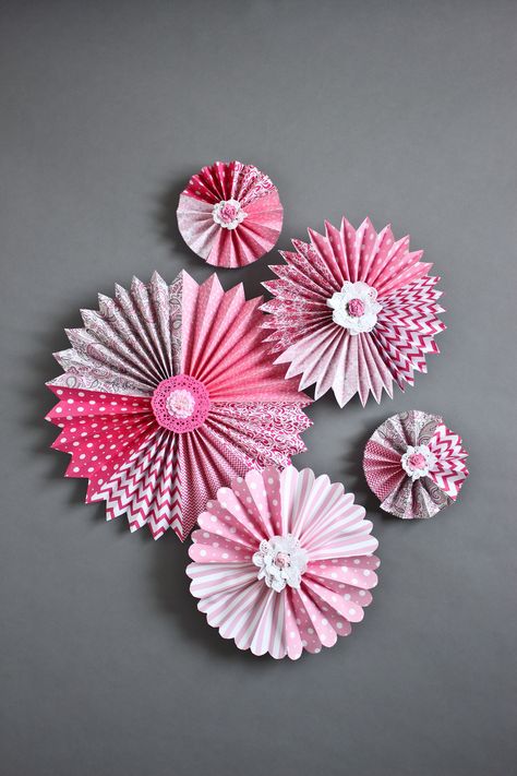 PinkPink Pinwheels Backdrop by Terri Leva Photography. Order online at http://www.backdropscanada.ca Diy Pinwheel, Paper Rosettes, Flower Backdrop, Paper Flowers Diy, School Decorations, Kirigami, Photography Backdrops, Shower Party, Paper Crafts Diy