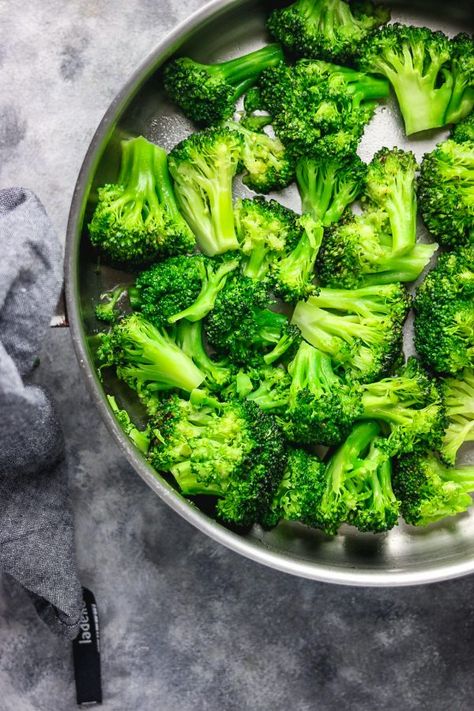 Stove Top Broccoli (How To Steam Broccoli) - My Active Kitchen Stove Top Broccoli, How To Steam Broccoli, Cooking Fresh Broccoli, Easy Broccoli Recipes, Best Broccoli Recipe, Steam Broccoli, Broccoli Vegetable, The Best Broccoli, Spicy Baked Chicken