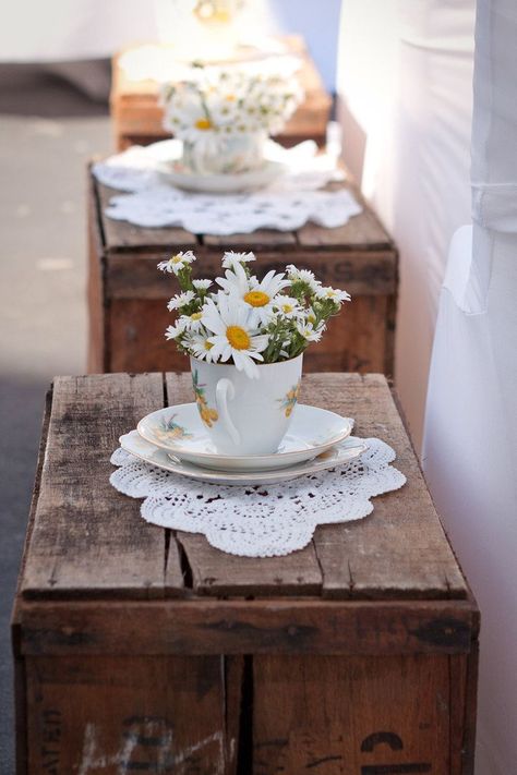 Daisy Cottage, Diy Wedding Table, Daisy Daisy, Tafel Decor, Daisy Wedding, Daisy Love, Party Deco, Dusty Miller, Australia Wedding