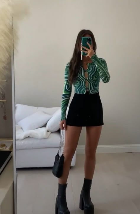 Outfit Inspo Night Out, March Outfits Casual, Green Going Out Outfits, Mini Skirt Platform Boots, Concert Looks Night, Hand Bag Aesthetic, Style Black Mini Skirt, Aesthetic Sky Photos, Boots Casual Outfit