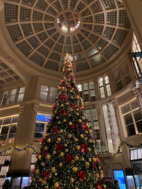 #leipzig #christmas #christmasdecor #christmastreeideas #christmasmarkets #aesthetic #decor Leipzig Christmas Market, Leipzig Aesthetic, Leipzig Germany, Travel Germany, Cozy Season, Aesthetic Decor, Christmas Market, Christmas Aesthetic, Winter 2024