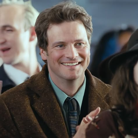 Colin Firth as Jamie in Love Actually (2003) #colinfirth #loveactually #loveactuallymovie #universalpictures #romcommovie #romancemovie #comedymovie Colin Firth Kingsman, Colin Firth Mr Darcy, Love Actually Movie, Mark Darcy, Bridget Jones, Colin Firth, Mr Darcy, Love Actually, Alain Delon