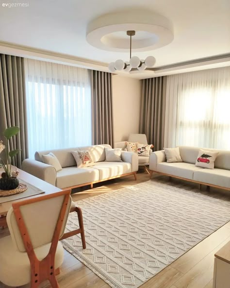 Şimdi sizinle İzmir'e doğru yola çıkıyoruz. Bizi salonunda karşılayan ev sahibimiz Hilal Hanım'a "merhaba" diyoruz... Coastal Chic Living Room, Living Room Coastal, Earthy Living Room, Casa Clean, Living Room Dining Room Combo, Latest Living Room Designs, Home Office Inspiration, Cottage Living Rooms, Dining Room Combo