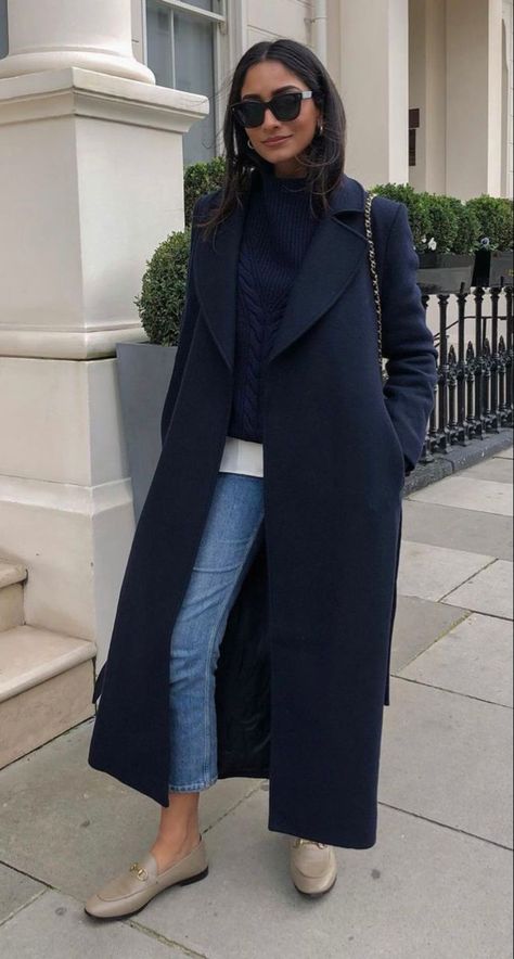 Navy Coat Outfit, Paris Outfits, Mode Casual, Looks Street Style, Casual Work Outfits, Coat Outfits, Casual Winter Outfits, Autumn Outfit, Mode Inspiration