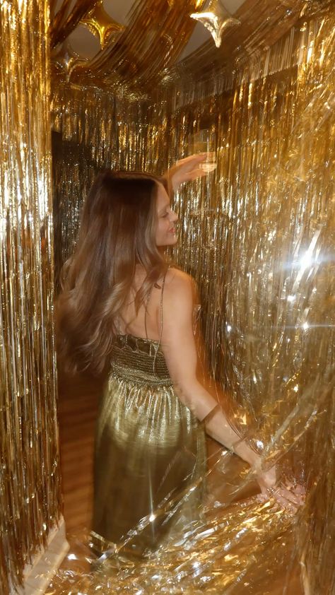 Shiny Background Photoshoot, Golden Hour Prom Theme, Golden Party Aesthetic, Gold Party Aesthetic, Tunnel Photoshoot, Golden Hour Party, Golden Theme Party, Gold Photoshoot, Prom 2025