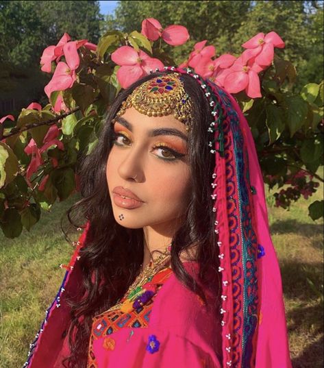 Wire Headpiece, Afghanistan Culture, Brown Girls Makeup, Afghani Clothes, Vintage Headpiece, Afghan Wedding, Desi Wedding Dresses, Afghan Girl, Afghan Jewelry