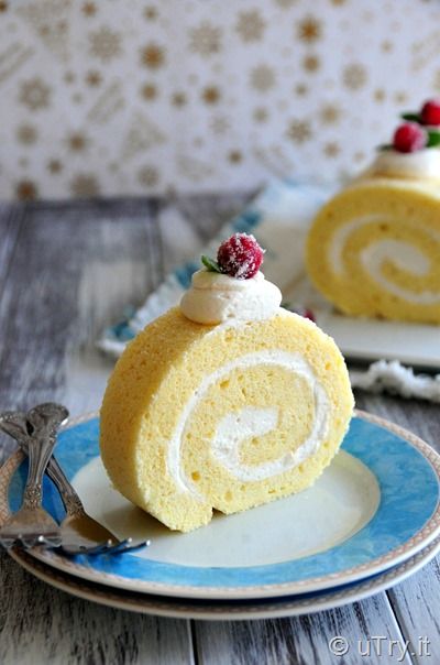 How to Make Vanilla Bean Swiss Roll (雲呢拿瑞士卷蛋糕) with Step-by-step video tutorial. Easy and foolproof Swiss Roll recipe. http://uTry.it Cake Roll Recipes Easy, Roll Cake Recipe Vanilla, Vanilla Swiss Roll, Swiss Roll Cakes, Candied Cranberries, Swiss Roll Cake, Cake Rolls, Cake Roll Recipes, Log Cake