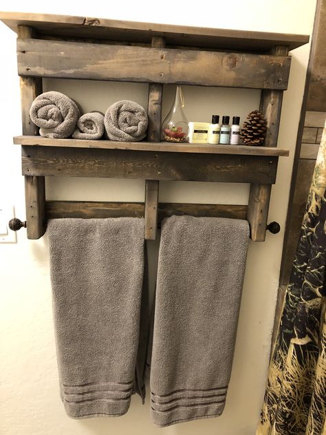 Rustic Towel Rack Pallet Bathroom Ideas Small Spaces, Rustic Bathroom Towel Holder, Towel Organization Bathroom, Diy Towel Rack Bathroom, Pallet Wall Bathroom, Rustic Boho Bathroom, Rustic Towel Holder, Pallett Ideas, Pallet Towel Rack