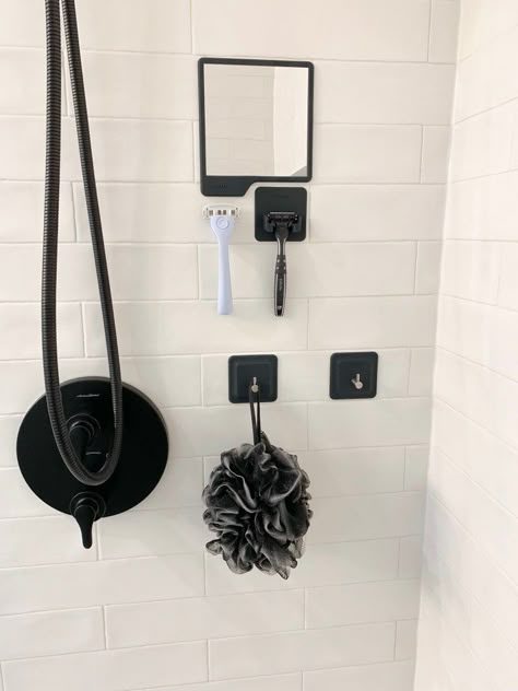 Decorate Shower Bathroom, Bathrooms With Black Accessories, Modern Minimal Bathroom Decor, Minimalist Shower Organization, Minimal Apartment Bathroom, Organized Shower Aesthetic, Modern Farmhouse Bathroom Accessories, Modern Bathroom Organization, Men’s Bathroom Organization