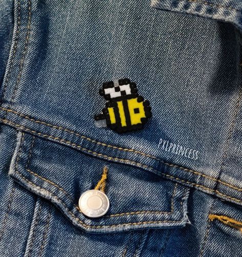 Kawaii Brooch, Kawaii Bee, Pixel Art Kawaii, Melt Beads Patterns, Hamma Beads Ideas, Easy Perler Bead Patterns, Pixel Beads, Melty Bead Patterns, Pearl Beads Pattern