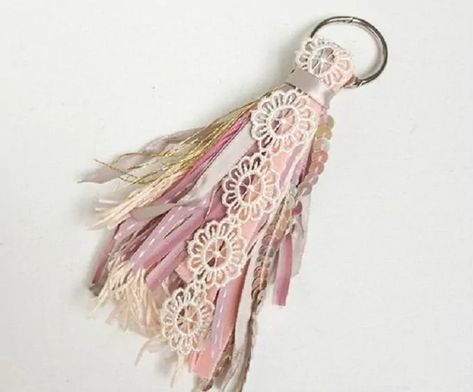 Diy Tassel Keychain Tutorials, Scrap Ribbon Crafts, Ribbon Tassels Diy, Purse Charms Diy How To Make, Diy Bohemian Decor Crafts, Diy Tassel Keychain, Boho Ribbon, Diy Tassel Necklace, Purse Charms Diy