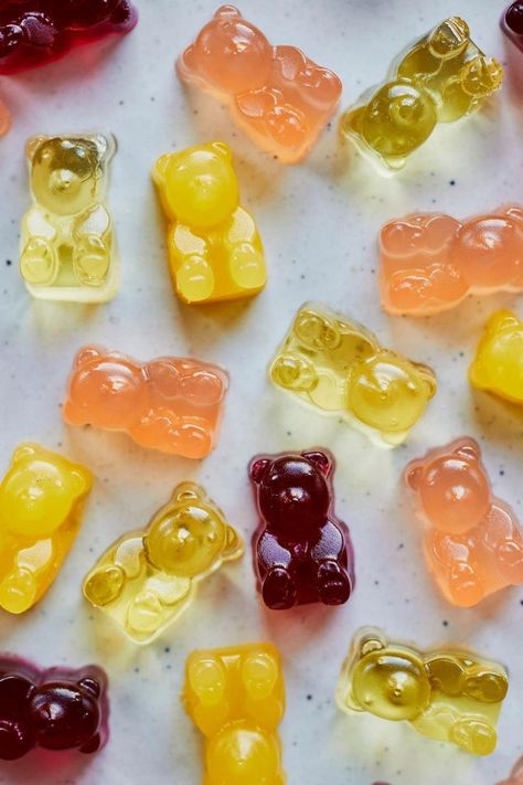 Grimace assurée lorsque vous dégusterez ces mignons bonbons maison! Vegan Gummy Bears, Homemade Gummy Bears, Healthy Gummies, Homemade Fruit Snacks, Gummy Bear Candy, Gummies Recipe, Bear Recipes, Vegan Gummies, Vegan Chef