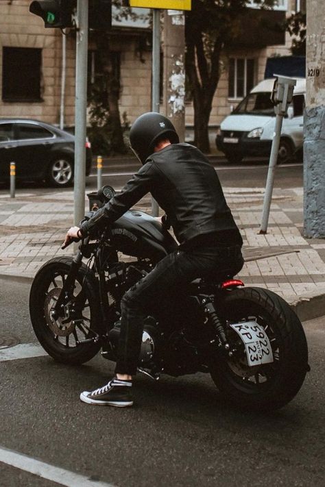 Harley Davidson Iron 883 Custom ~ Rider & Helmet Iron 883 Custom, Hd 883 Iron, Harley-davidson Sportster, Мотоциклы Harley Davidson, Harley Davidson Sportster 883, Sportster Iron, Sportster Bobber, Best Motorbike, Motos Harley