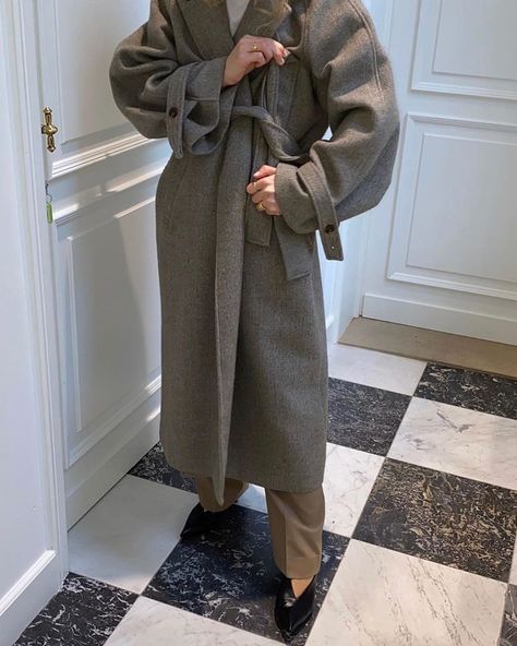 Belted Wool Coat Outfit, Long Belted Coat, Maxi Wool Coat, Wool Trench Coat Outfit, Minimalist Clothes, Oversized Wool Coat, Trench Coat Outfit, Runway Outfits, Timeless Chic