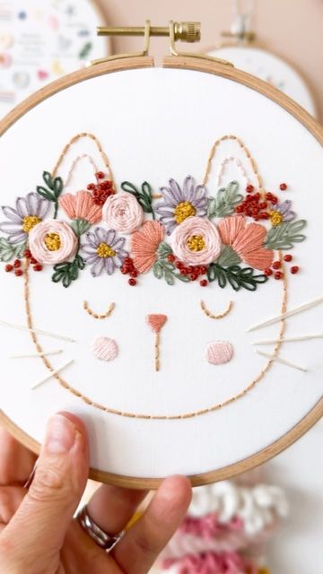 Cat Embroidery Tutorial, Cat Embroidery Simple, Easy Cat Embroidery Patterns, Cute Embroidery Ideas, Embroidery Designs Simple, Embroidery Free Pattern, Cat Hand Embroidery, Cute Cat Embroidery, Cat Bordhi Patterns