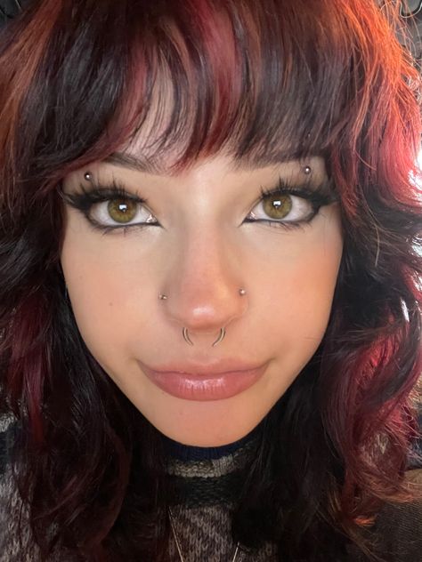 Septum Piercing Curly Hair, Inci Core, Septum And Nostril Piercing, Dark Hair Makeup, Cherry Red Hair, Nostril Piercing, Facial Piercings, Makeup Eye Looks, Haircuts Straight Hair