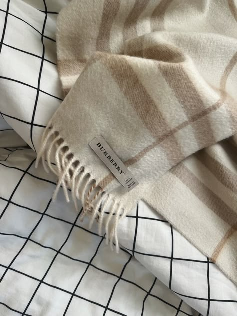 Light brown burberry scarf, 100% cashmere on a white and black gridded blanket Burberry Aesthetic, Jasmine Santos, Scarf Aesthetic, Crochet Scarf For Beginners, Burberry Sweater, Easy Crochet Stitches, Cute Scarfs, Burberry Scarf, Fall Scarves