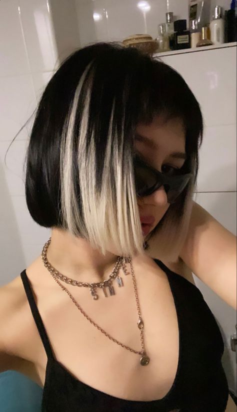 Short Black Hair With White Tips, Blonde Tips Short Hair, Black And Blonde Color Block Hair, Black And Blonde Short Hair, Underlights Hair Brunettes, Short Peekaboo Hair, Black And Blonde Bob, Square Bob Haircut, Square Bob